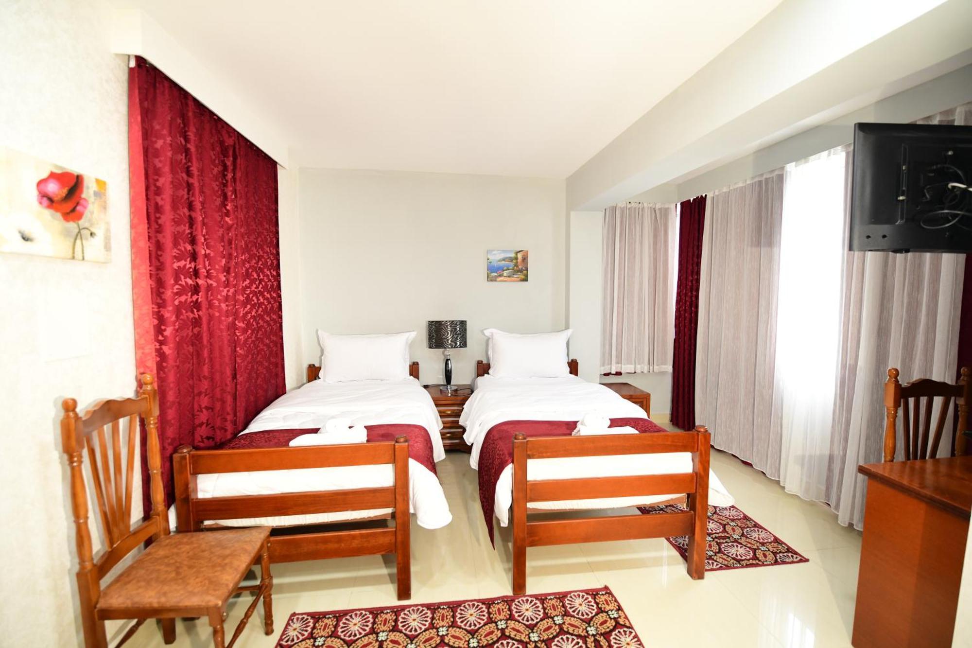 Zobo Hotel Shkodër Екстериор снимка